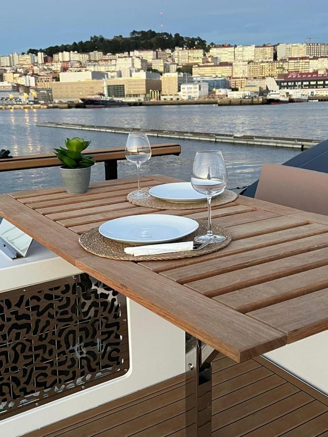 Casa Flotante En El Puerto De Vigo - Different Charter Otel Dış mekan fotoğraf