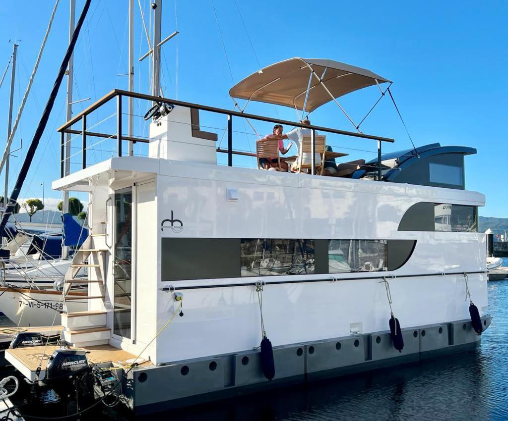 Casa Flotante En El Puerto De Vigo - Different Charter Otel Dış mekan fotoğraf