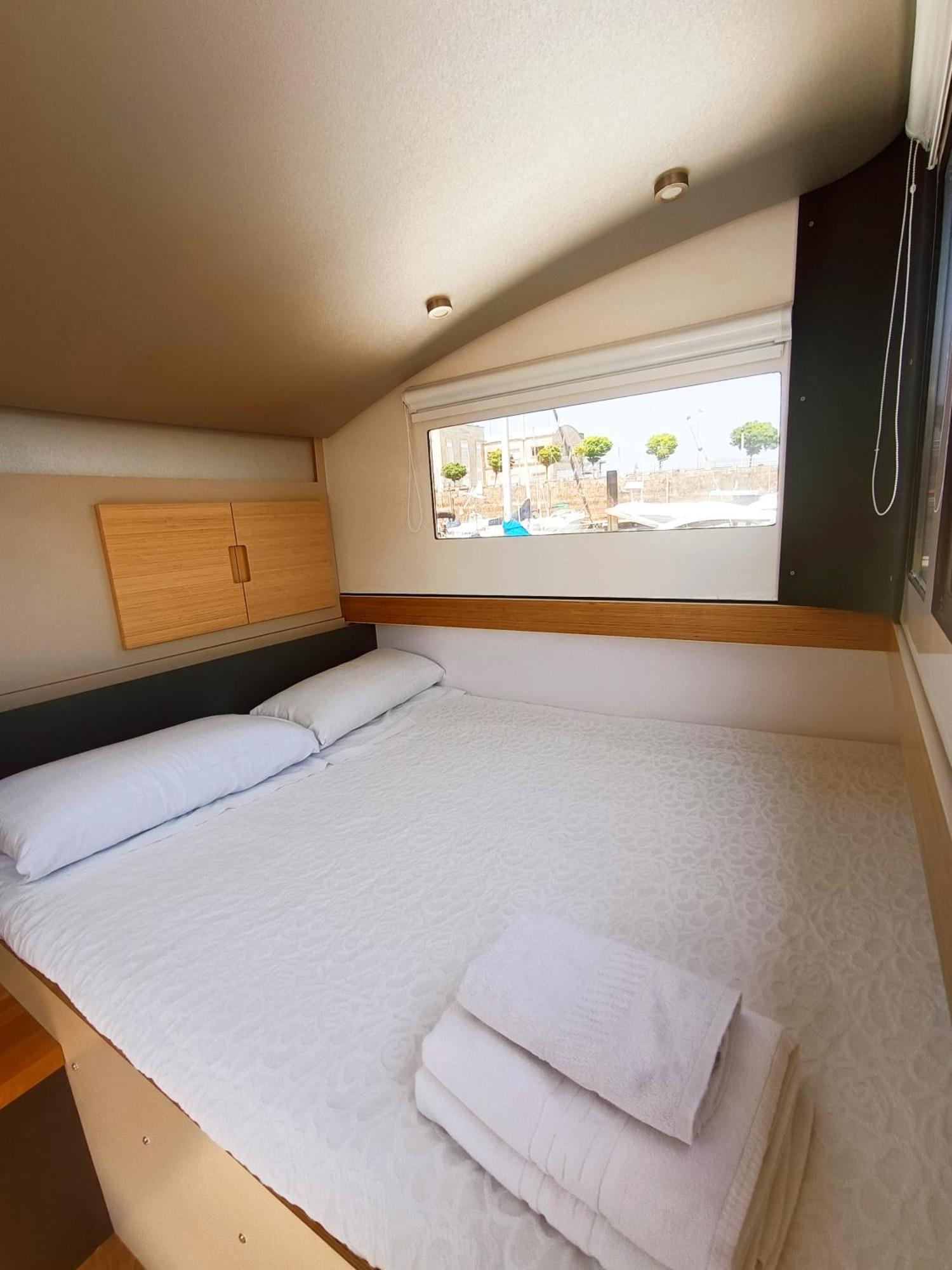 Casa Flotante En El Puerto De Vigo - Different Charter Otel Dış mekan fotoğraf