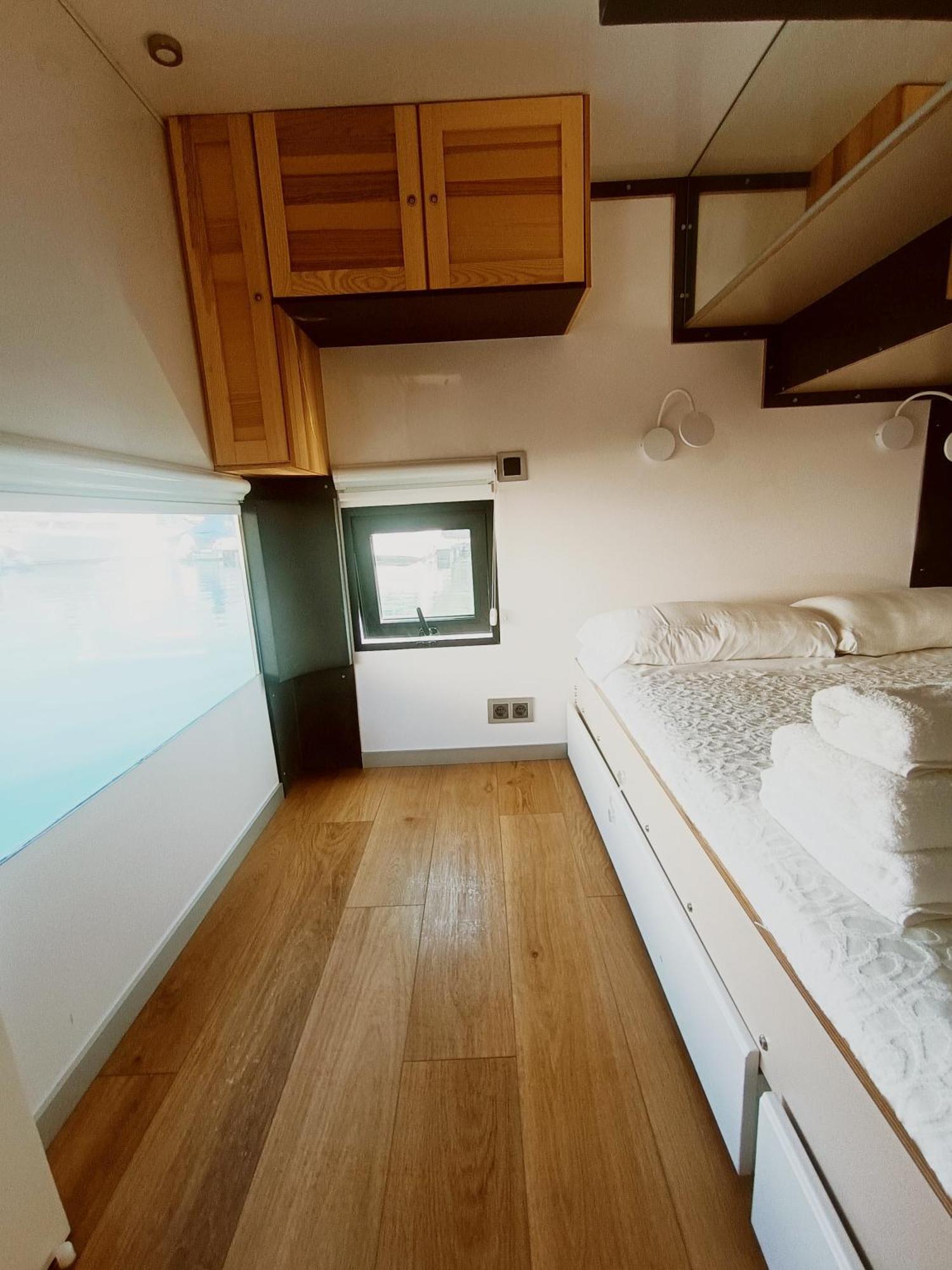 Casa Flotante En El Puerto De Vigo - Different Charter Otel Dış mekan fotoğraf