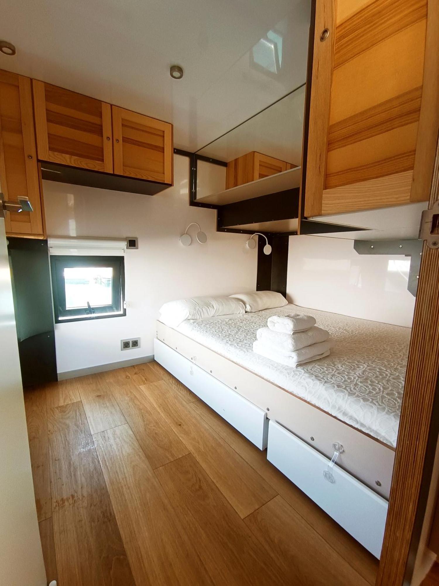Casa Flotante En El Puerto De Vigo - Different Charter Otel Dış mekan fotoğraf